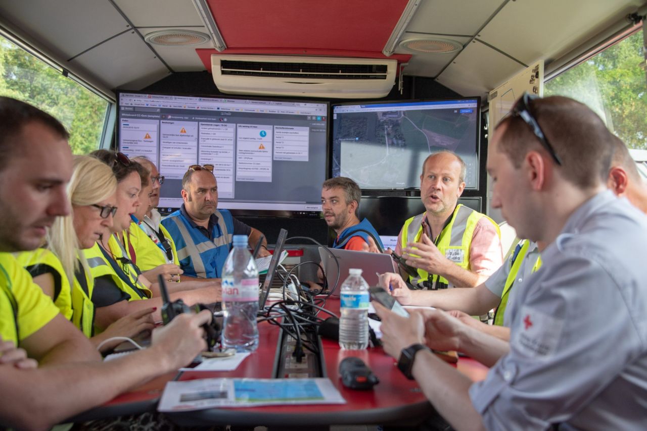 Hulpverleners overleggen tijdens oefening