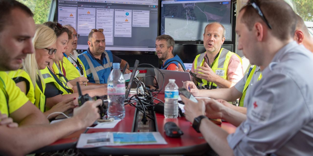 Hulpverleners overleggen tijdens oefening